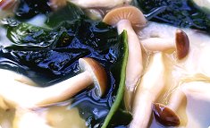 Moch to wakame to shimeji no sūpu