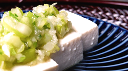 Chopped negi as a condiment for tofu