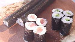 Hosomakizushi with raw tuna and cucumber