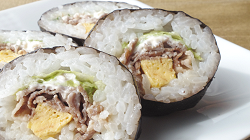 Futomakizushi with beef, egg and lettuce 