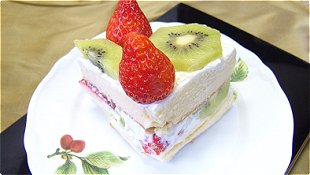 Japanese-Style Strawberry & Kiwi Cake