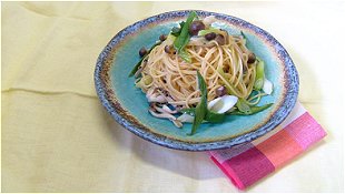 Spaghetti with Long Green Onion & Shimeji Mushrooms
