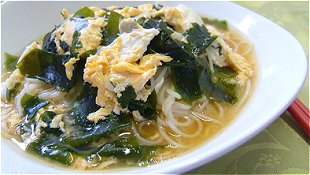 Thin White Noodles with Wakame Seaweed & Egg Soup 