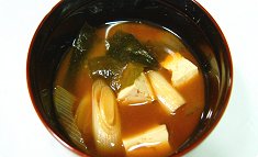 Tōfu to wakame no miso-shiru