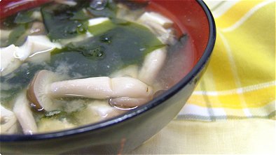 Tofu, Wakame & Shimeji Mushrooms Miso Soup