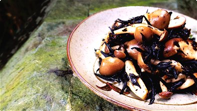 Simmered Hijiki with Mushroom 