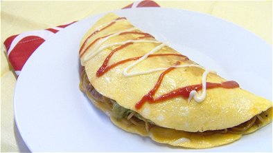 Fried Noodles-Stuffed Omelet