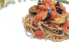 Nasu to chīzu tomatosōsu soba