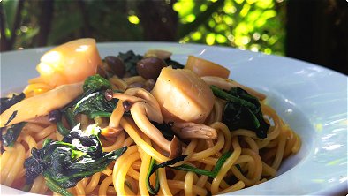 Soy Sauce- & Butter-Seasoned Spaghetti with Spinach & Scallops
