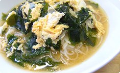 Wakame to tamago no nyū-men