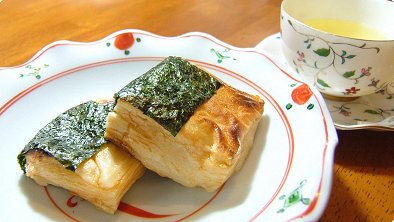 Grilled Rice Cakes Rolled in Dried Laver