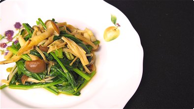 Seared Spinach & Mushrooms with Butter & Soy Sauce