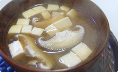 Shiitake to tofu no miso-shiru