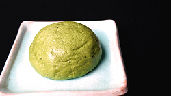 Yomogi manju