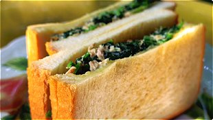 Sandwich with Spinach & Tuna with Sesame Seeds & Mayonnaise