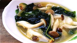 Rice Cakes, Wakame & Shimeji Soup