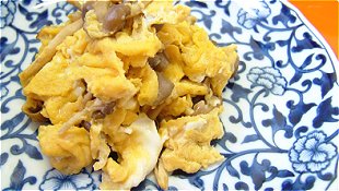 Scrambled Eggs with Shimeji Mushrooms