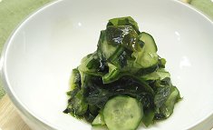 Wakame to kyūri su-no-mono